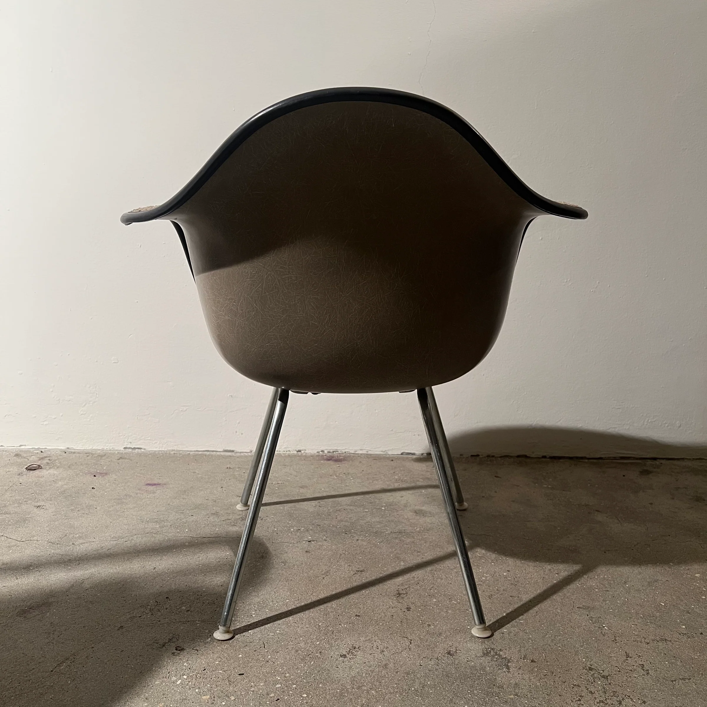 DAX Chair by Charles & Ray Eames (fabric warm grey) — Photo 7